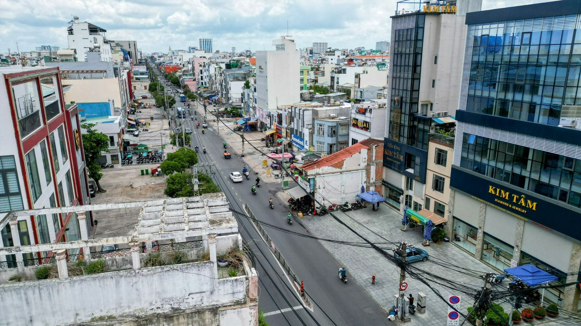 Đường Cách Mạng Tháng 8 đang giải phóng mặt bằng làm Metro số 2. Ảnh: Anh Tú