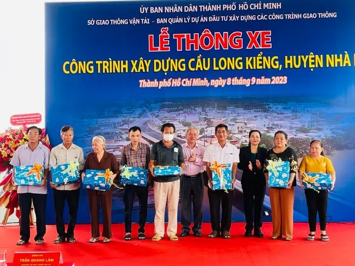 Lãnh đạo TP tặng quà cho các hộ dân tại lễ thông xe