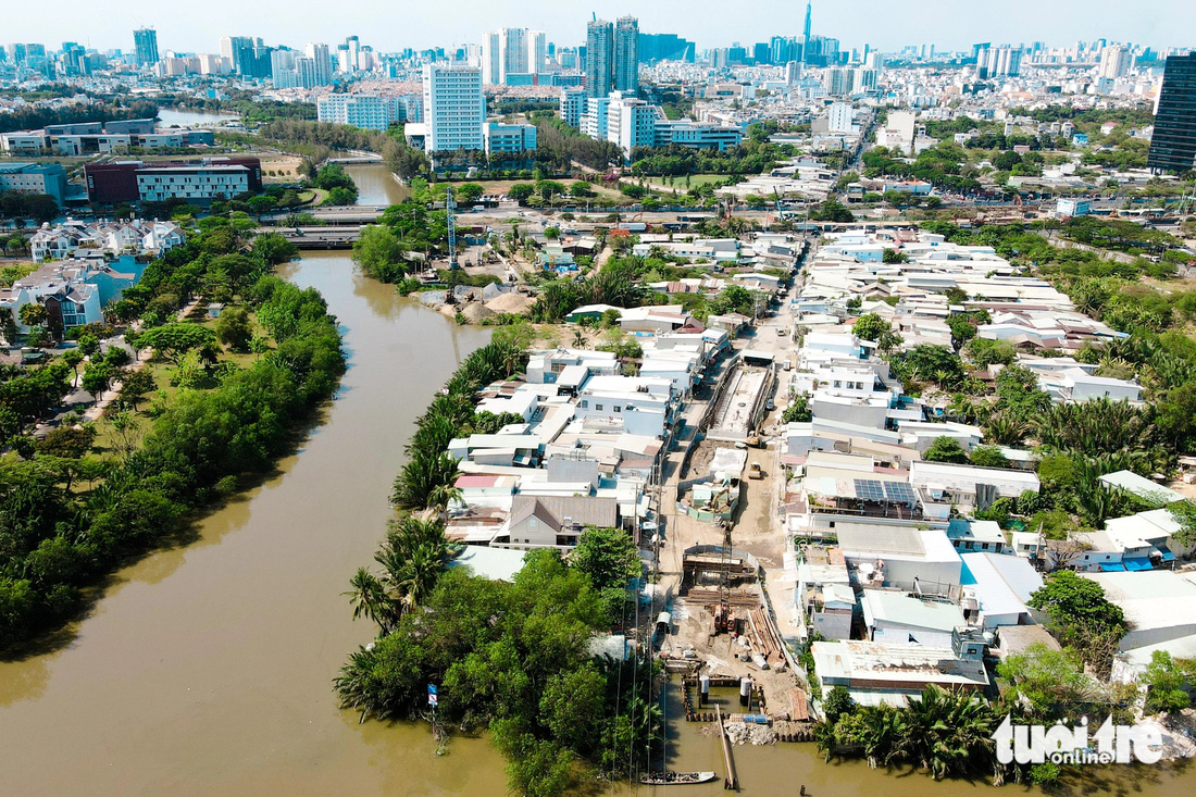 Sau khi hoàn thành, cầu Rạch Đỉa cũng sẽ giúp giảm tải cho cầu Rạch Đỉa 2 trên đường Nguyễn Hữu Thọ - Ảnh: PHƯƠNG NHI