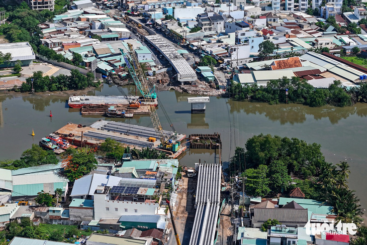 Hiện nay, cầu Rạch Đỉa (nối quận 7 và huyện Nhà Bè, TP.HCM) đã hoàn thành phần lớn công việc, các trụ cầu dần thành hình - Ảnh: CHÂU TUẤN