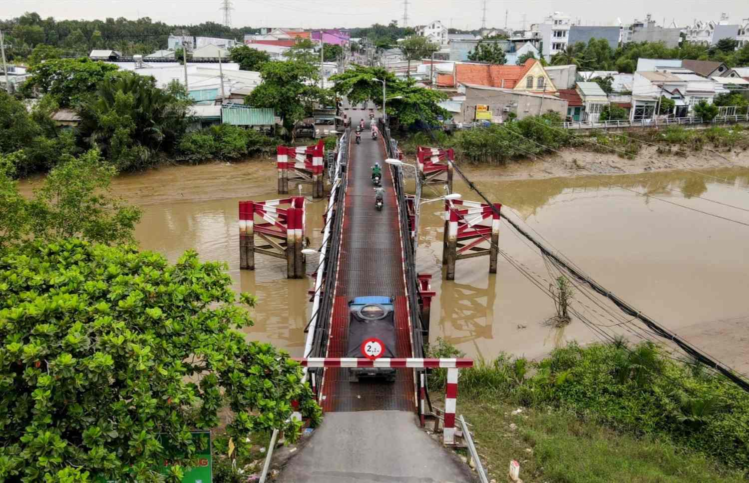 Cầu Rạch Tôm (huyện Nhà Bè, TPHCM) xuống cấp nhưng chưa được xây mới. Ảnh: Anh Tú