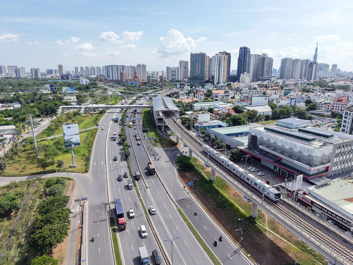 Metro số 1 đã thay đổi thói quen đi lại của người dân. Ảnh: THUẬN VĂN Hạ tầng giao thông TP.HCM đột phá với hàng loạt công trình trọng điểm