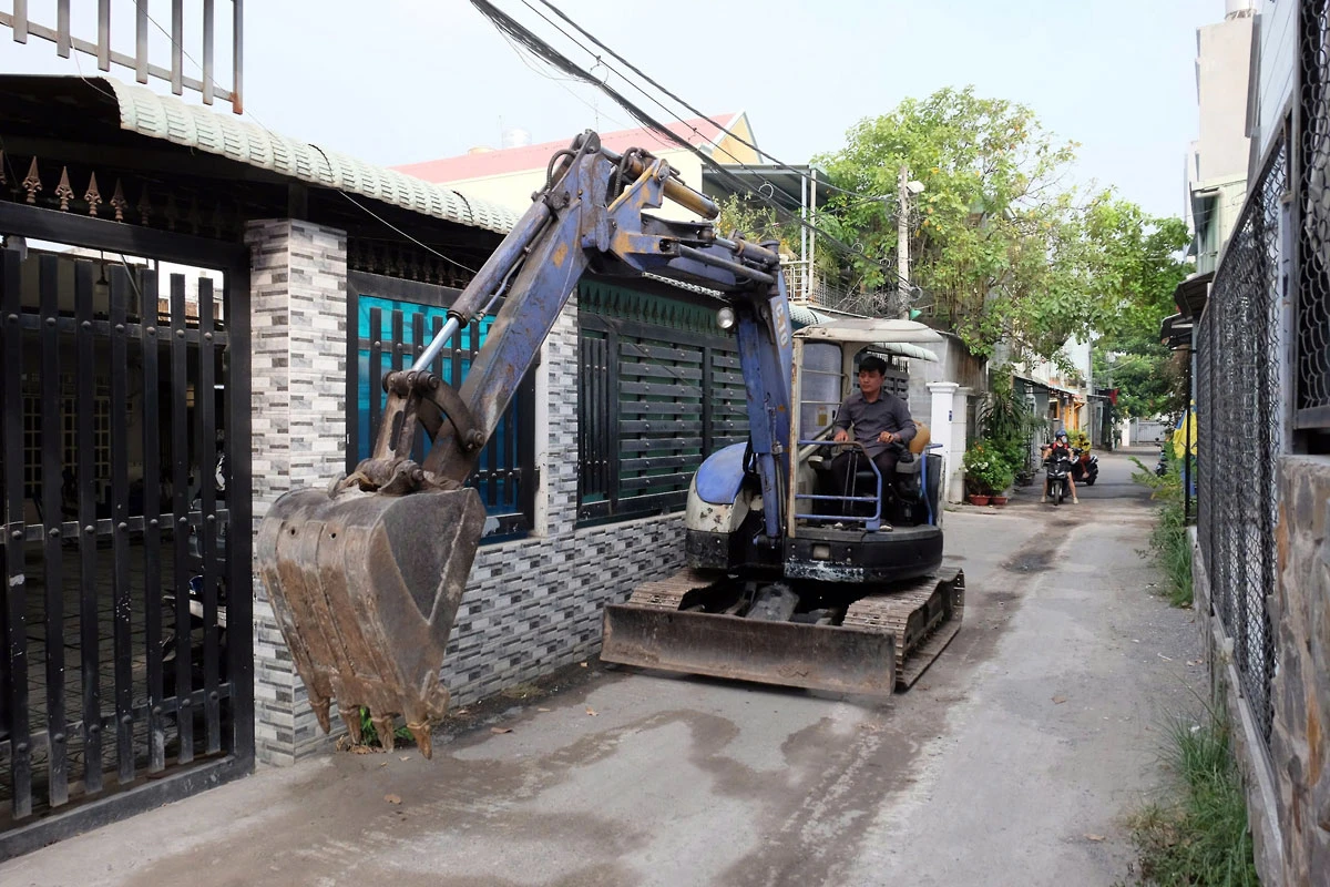 Các tuyến đường hẻm cũng được mở rộng, khang trang đảm bảo đi lại cho người dân. Ảnh: ĐÀO TRANG p8-9(box)-bai1sua-daotrang-50namgiaothong--thylan.jpg