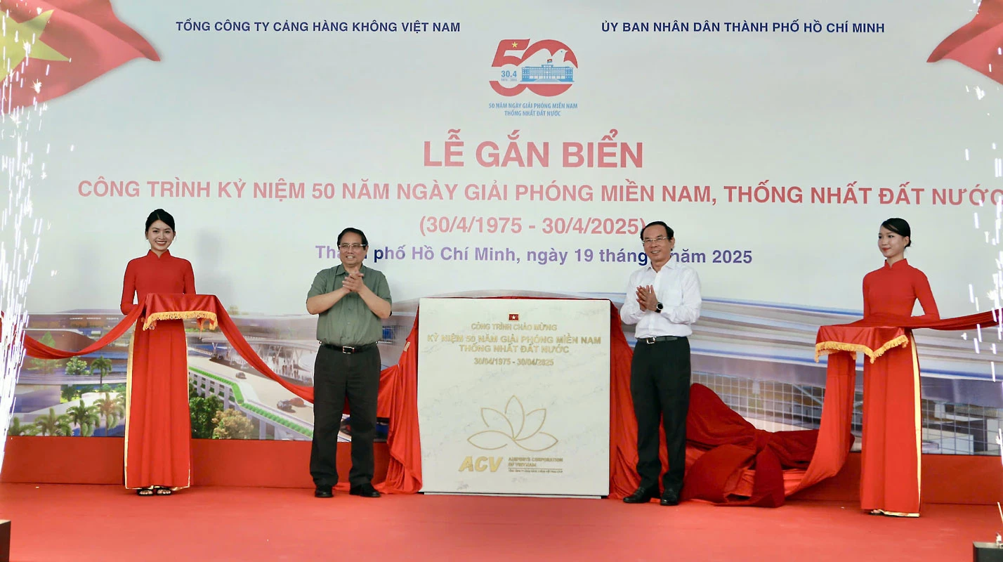 Nhà ga hành khách T3 sân bay Tân Sơn Nhất được gắn biển “Công trình chào mừng kỷ niệm 50 năm ngày Giải phóng miền Nam, thống nhất đất nước”. Ảnh: NGUYỆT NHI p8-9-bai1sua-daotrang-50namgiaothong-h2-thylan.jpg