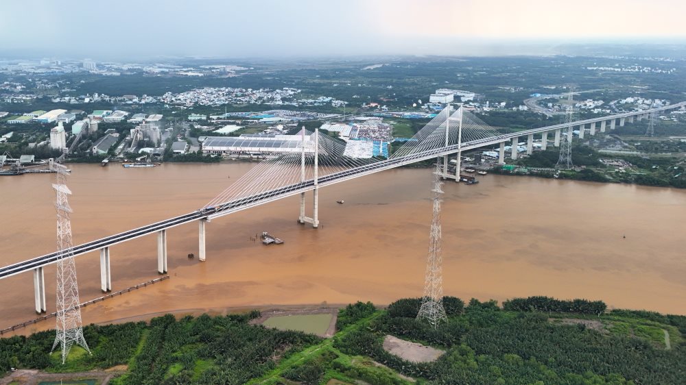 Từ trên cao nhìn xuống, cầu Bình Khánh như dải lụa vắt ngang sông Soài Rạp, nối liền đôi bờ Nam Sài Gòn. Ảnh: Anh Tú
