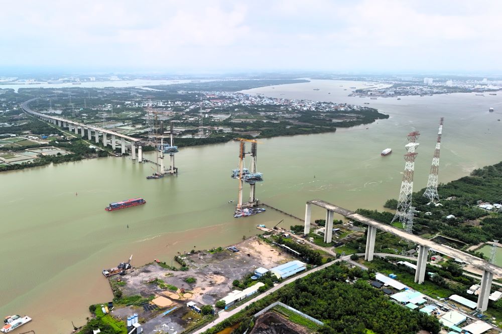 Hiện công trường cầu Phước Khánh có khoảng 200 công nhân làm việc, để kịp hoàn thành công trình trong năm sau. Ảnh: Anh Tú