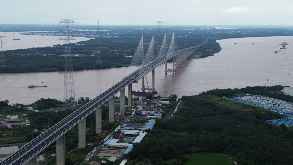 Toàn cảnh cầu Bình Khánh bắc qua sông Soài Rạp, nối xã Hiệp Phước (huyện Nhà Bè cũ) với xã Bình Khánh (huyện Cần Giờ cũ). Ảnh: Anh Tú