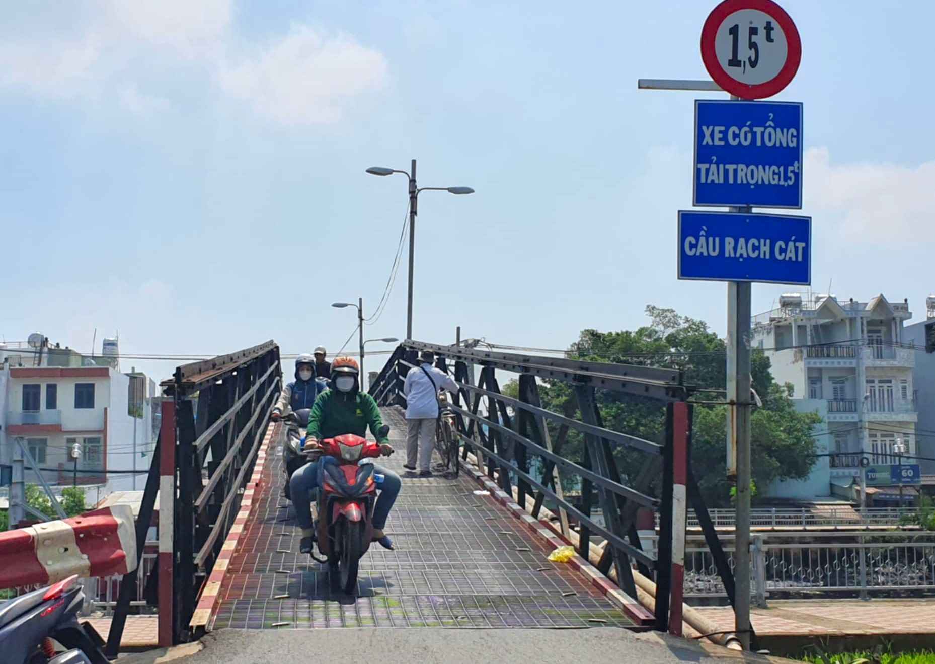 Cầu Rạch Cát mới chưa xây, người dân phải đi qua cầu cũ bằng sắt. Ảnh: Minh Quân